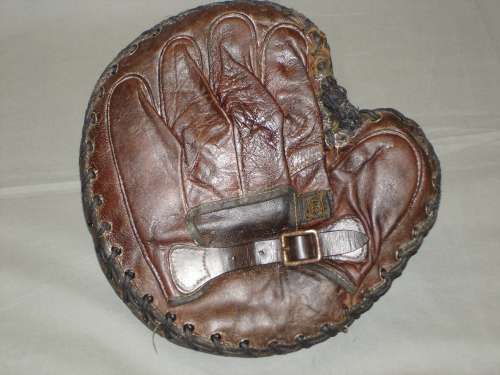 D&M Catchers Mitt Back